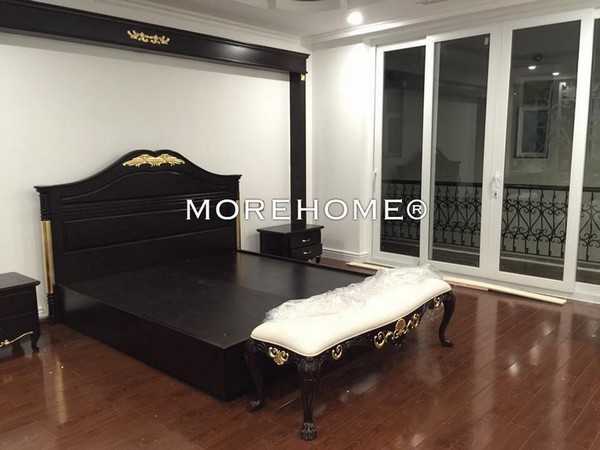 *Bộ Sưu Tập Giường Ngủ Tân Cổ Điển: Phong Cách Sang Trọng Không Bao Giờ Lỗi Mốt